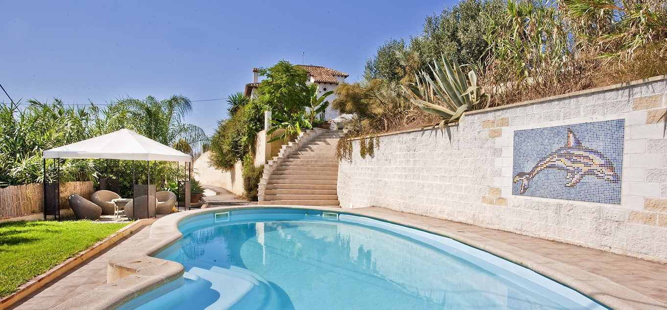 Pool im Ayurveda Hotel Luna y Sol — Andalusien